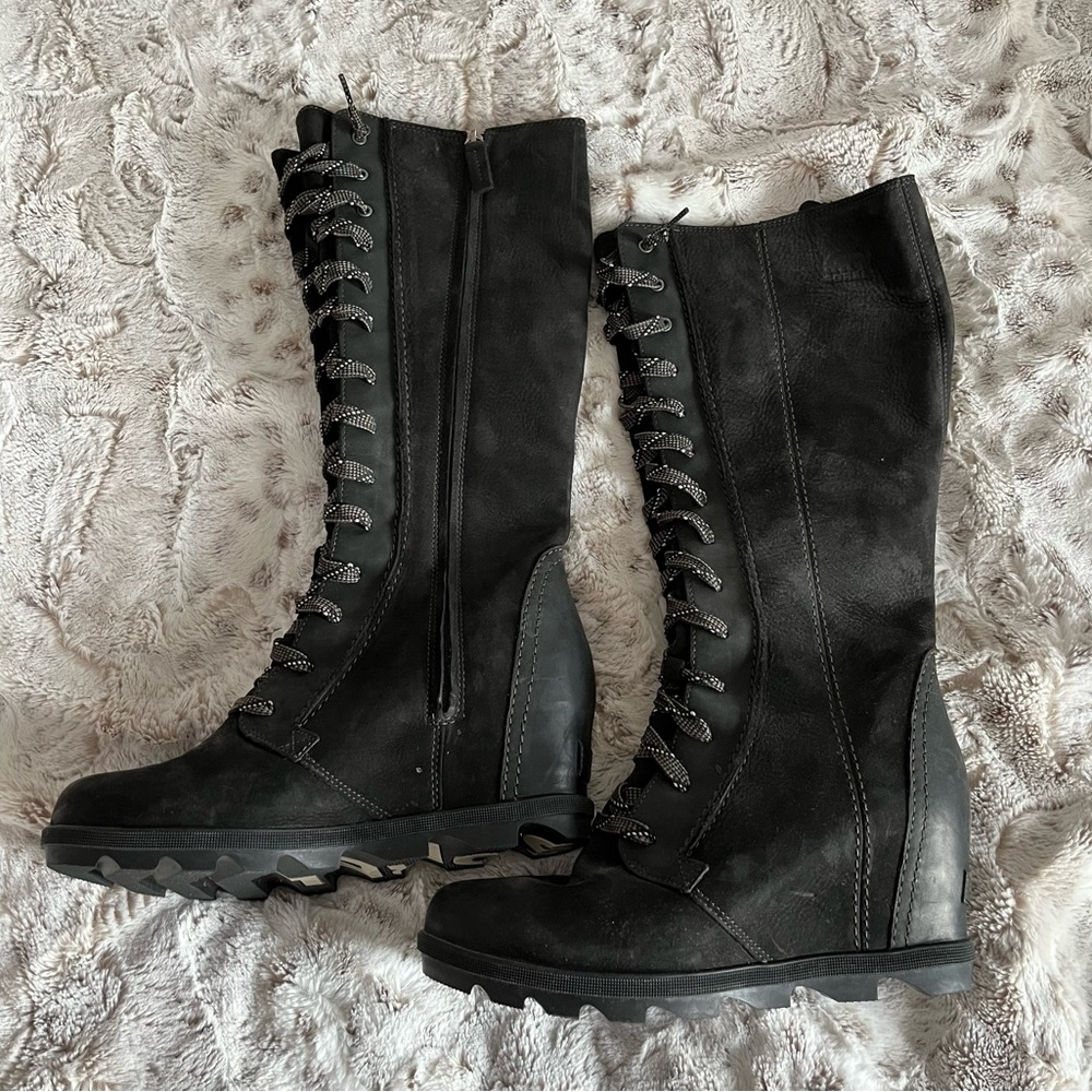 Below the knee wedge boots